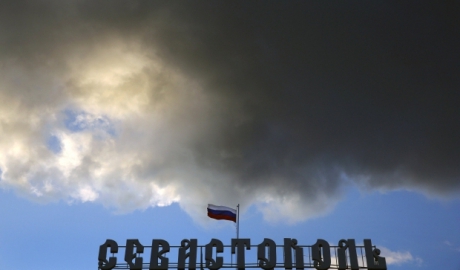 Mii de maşini au rămas blocate la punctele de trecere ucrainene care fac legătură cu peninsula Crimeea, anexată în martie de Rusia.