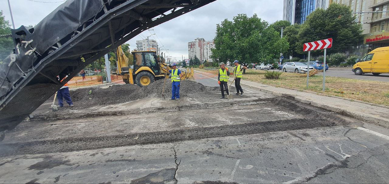 Продолжается ремонт столичных улиц Александру чел Бун, Тигина и 31 Августа.