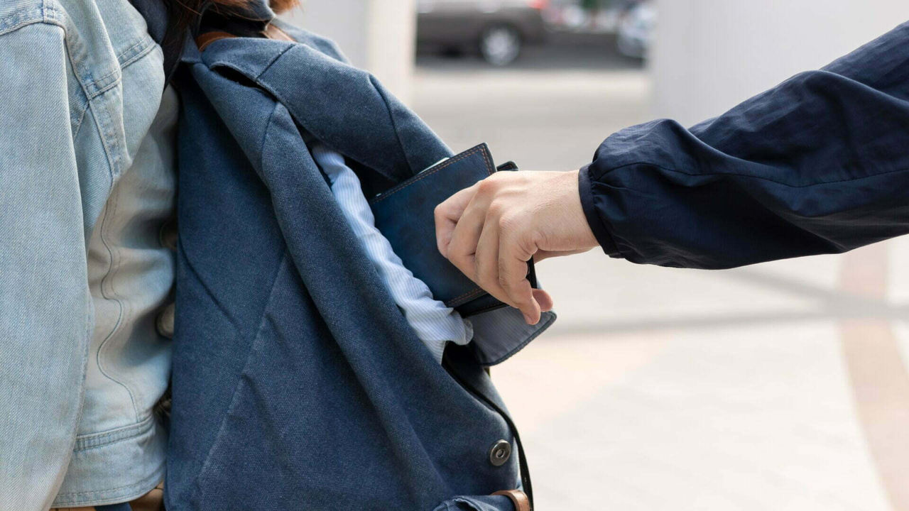 В Париже арестовали лидера банды детей-карманников, грабившей туристов.