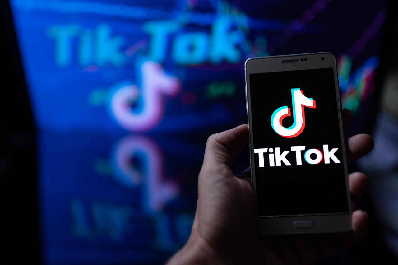 TikTok будет автоматически маркировать изображения и видео, созданные ИИ