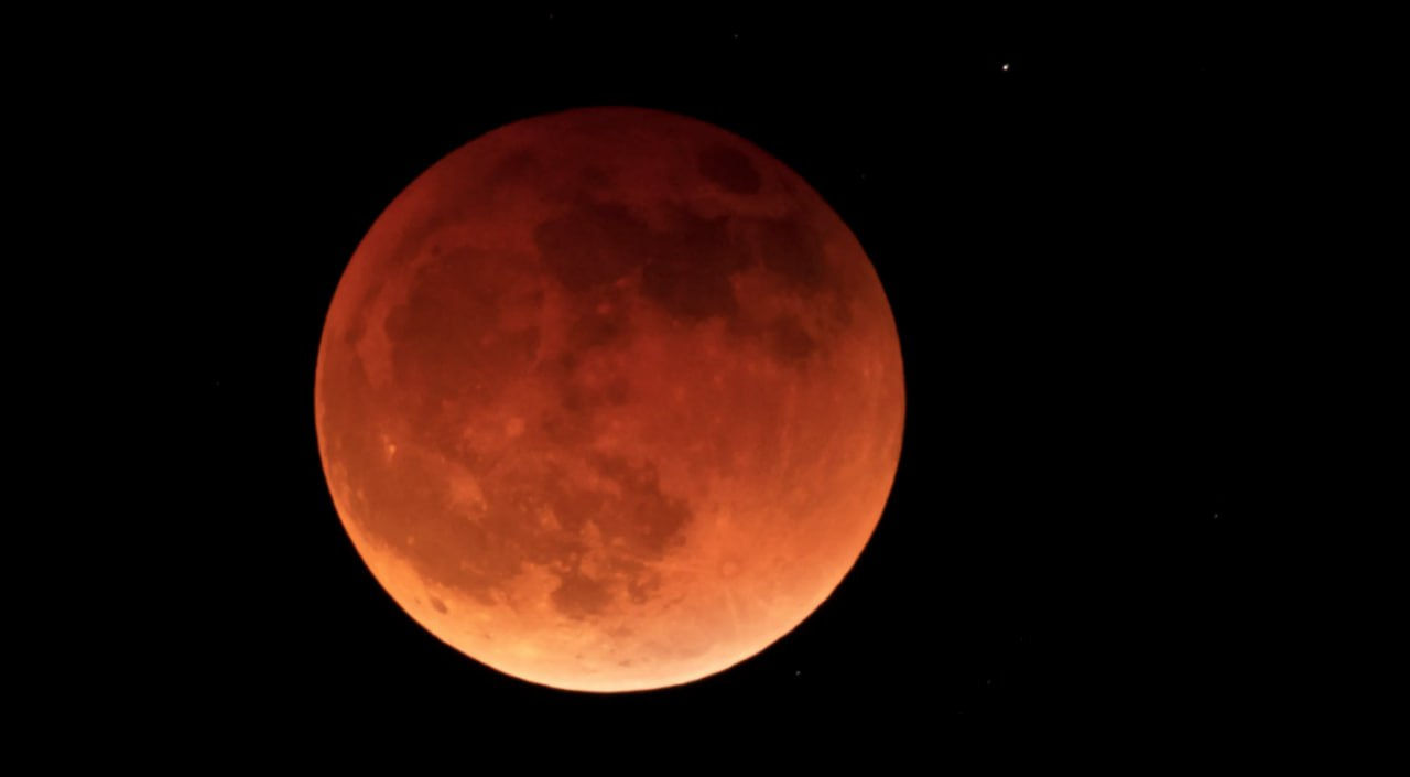 Imagini spectaculoase: Luna a devenit roșie datorită unei eclipse totale.