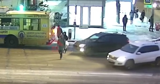 Сбитая внедорожником россиянка встала и ушла.
