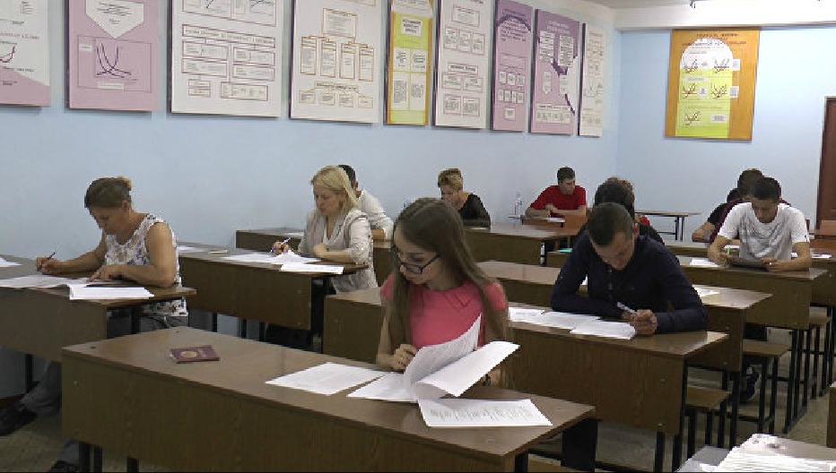 В Кишиневе сдают тест по русскому языку, чтобы затем уехать в Россию.