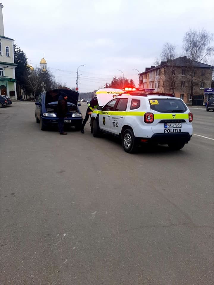 В Хынчештах полиция помогла водителю заглохшей машины устранить проблему.