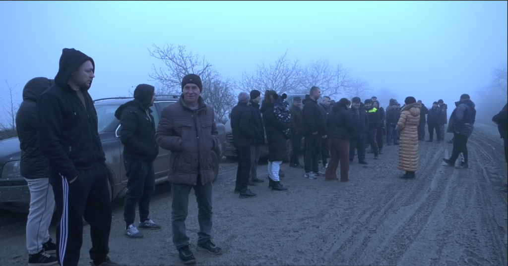 Protest la marginea satului Tocuz: Zeci de șoferi cer reparația drumului spre traseul central.