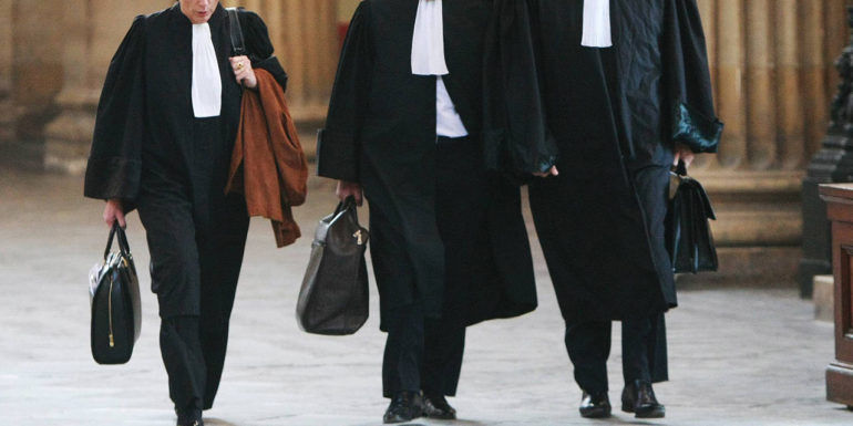 Un avocat, obligat să achite datoria acumulată față de Biroul de avocați.