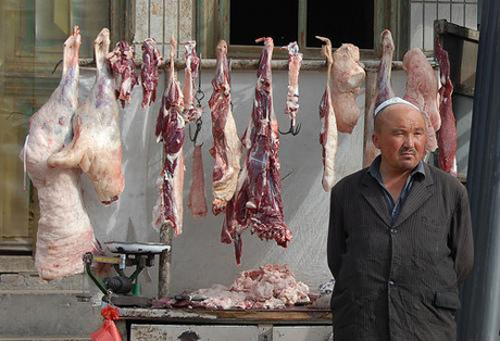 Халяльное мясо, как и кошерное, получается в результате убийства животного человеком и выпуска крови из туши.