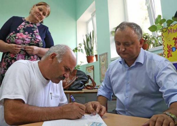 Igor Dodon, s-a văzut nevoit să se înscrie și el în „cursa vitezei” strângerii de semnături.