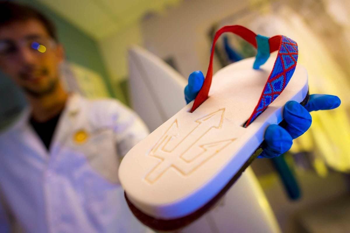 В США разработали биоразлагаемые шлепанцы из водорослей.
