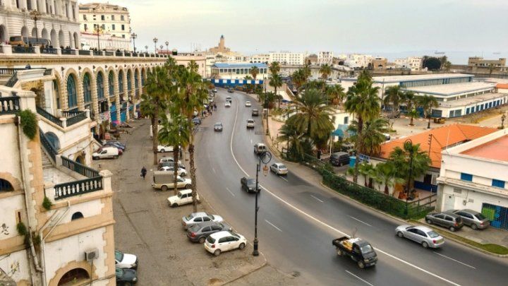 Algeria suspendează importurile de telefoane și mobilă