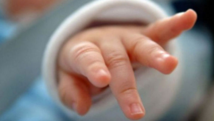 Sentinţa în cazul bebeluşului vândut: Ani grei de pușcărie pentru părinți