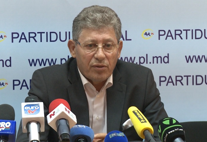Partidul din cadrul viitoarei coaliții de guvernare, care a obținut cele mai multe mandate, va avea dreptul să aleagă primul instituția pe care o va dirija, după care va veni rîndul celorlalte două partide, în ordine descrescătoare.