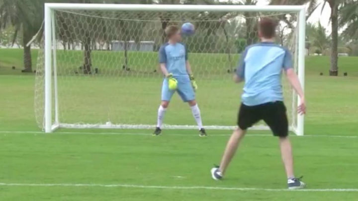 De Bruyne a fost lovit cu mingea în plină figură după o execuţie splendidă a cunoscutului freestyler Miniminter. 