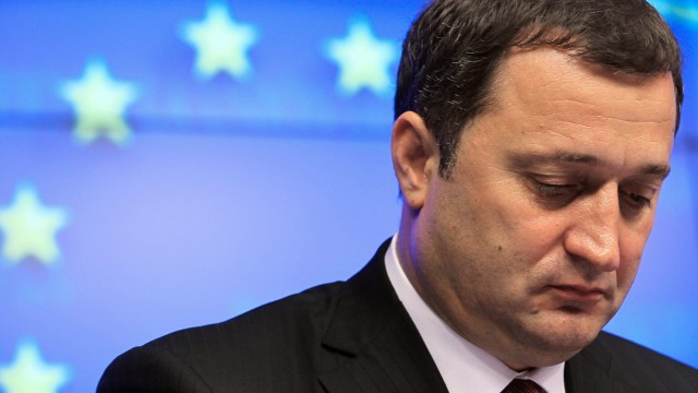 Pe de altă parte, având în vedere că Saakașvili a fost o piesă importantă pentru SUA și UE, e de așteptat ca el să primească azil politic undeva.