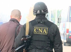 În prezent, bărbatul este reţinut şi se află în izolatorul CNA pentru 72 de ore.