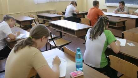 Более 27 000 учеников сдавали сегодня экзамен на степень бакалавра по выбранному предмету.