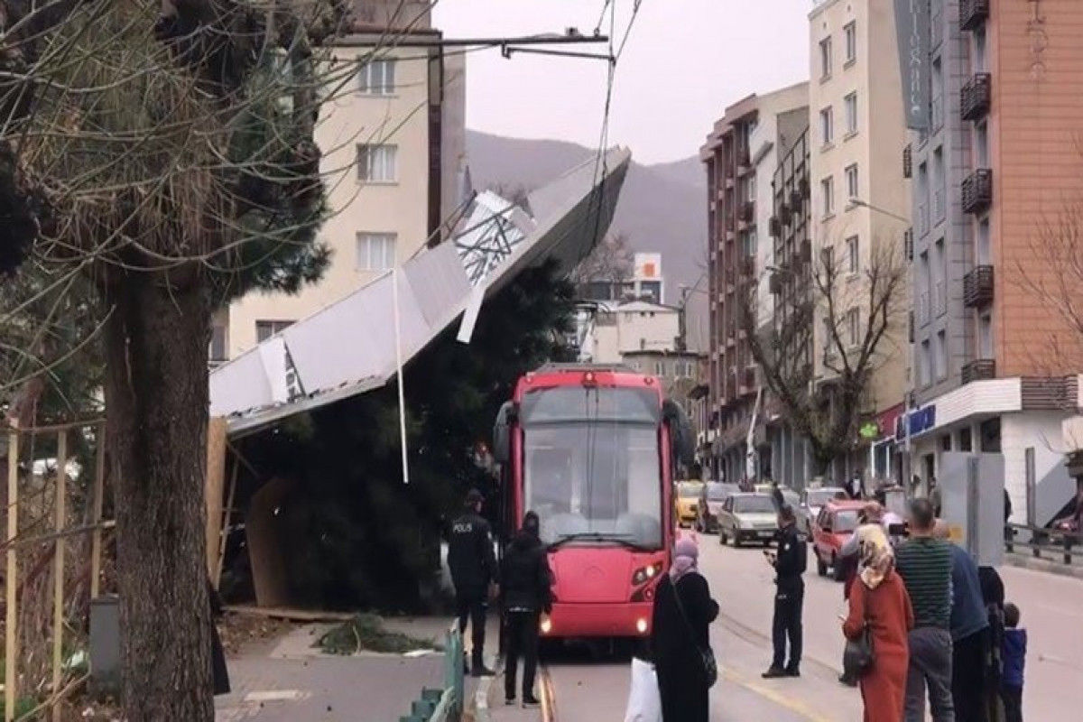 Число пострадавших из-за урагана в Стамбуле возросло до 38 человек, погибло 4.