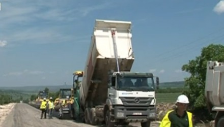 В работах по ремонту 93-километрового шоссе Сэрэтень-Сорока участвуют представители 14 государств. Фото: jurnal.md