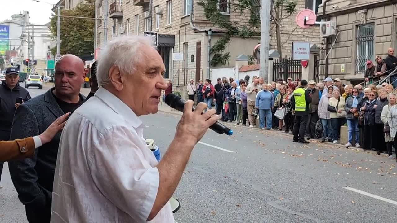 Protest la CEC: Manifestanții cer mai multe secții de votare în Rusia.