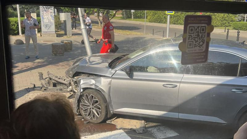 В центре Кишинева произошло ДТП: автомобиль врезался в светофор.