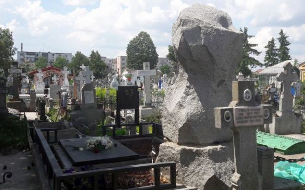 Un politician renumit a vrut să aibă un bolovan la mormânt în loc de cruce. 