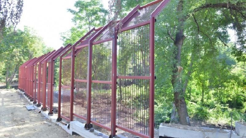 В Зоопарке ведутся работы по строительству вольера для медведей.