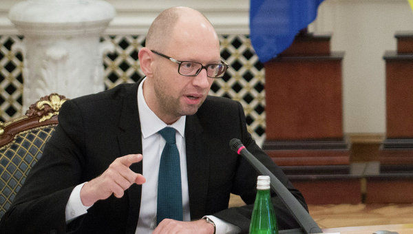 "Этот проект не имеет ничего общего с экономическими вопросами, только с политическими", — сказал Яценюк.