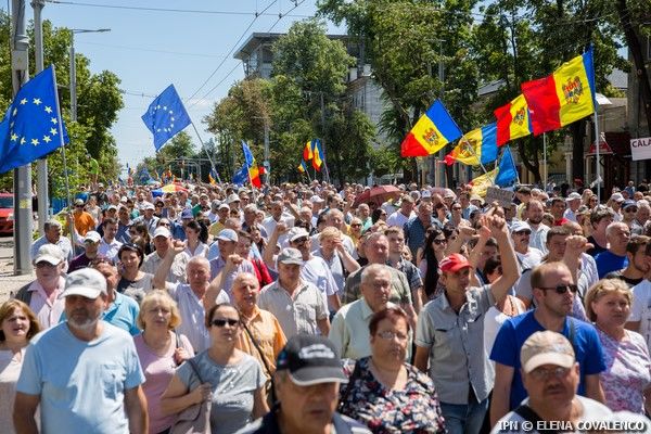  Protestatarii cer de la UE sancțiuni împotriva celor care au votat sistemul mixt. Foto: ipn.md