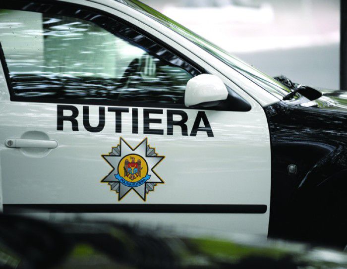 A profitat de neatenţia poliţiştilor şi a evadat din maşina cu care era dus sub escortă.