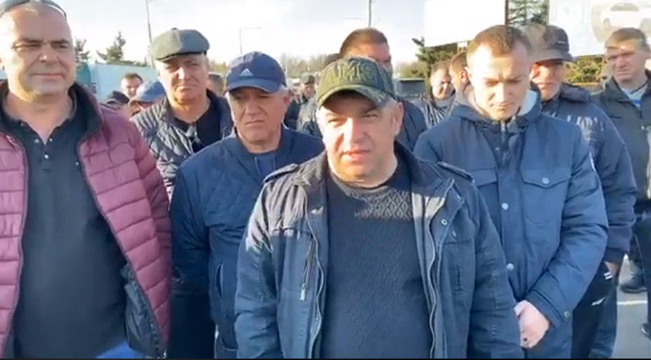 Перевозчики, заблокировавшие дорогу на выезде из Бельц, просят президента обратиться к властям РФ.
