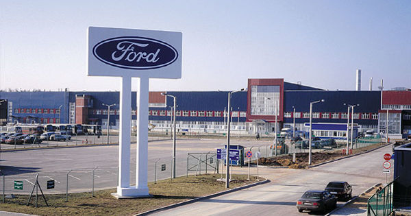 Ford уменьшает производство аккумуляторов в США из-за низкого спроса на электромобили.