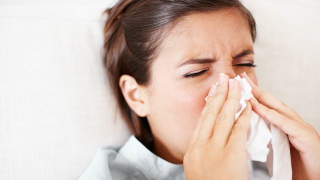În cazul apariţiei simptomelor precum dureri de cap, nas înfundat sau febră trebuie să ne adresăm la medic.