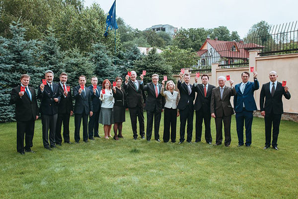 Ambasadorii UE arată cartonaş roşu corupţiei din Moldova.