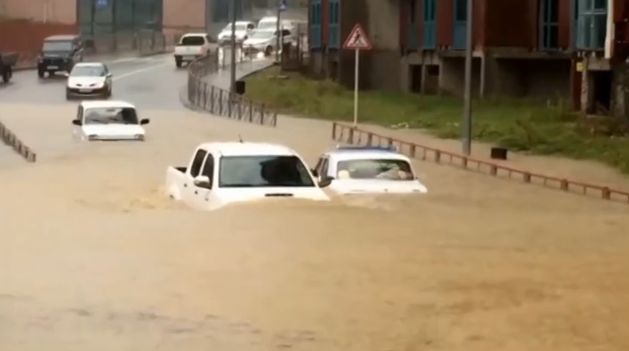 Улицы Сочи снова превратились в реки из-за сильных дождей.