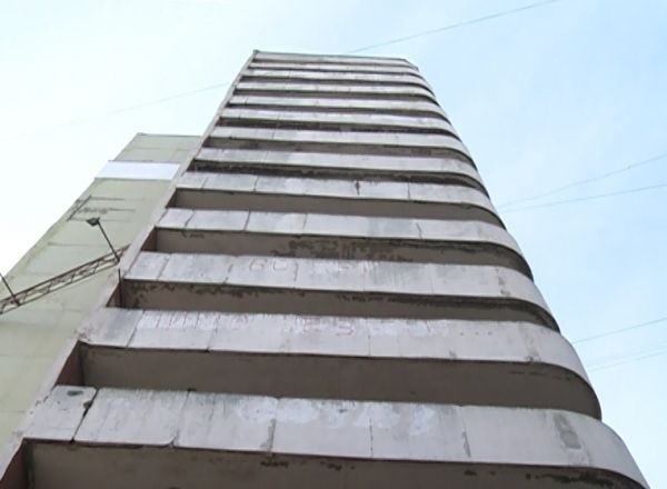 Un barbat din capitala s-a aruncat de la etajul 6 al unui bloc de pe strada Valea Crucii. In urma impactului, acesta a murit.