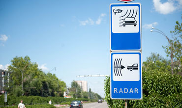 Служба InfoTrafic призывает водителей адаптировать скорость движения согласно предписаниям ПДД.