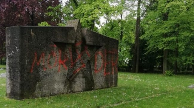 В Германии начали расследование после осквернения могил советских воинов.