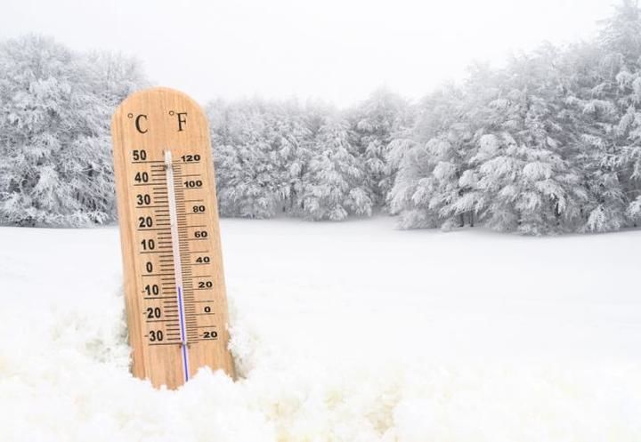 Temperaturi de -20 de grade în termometre. 