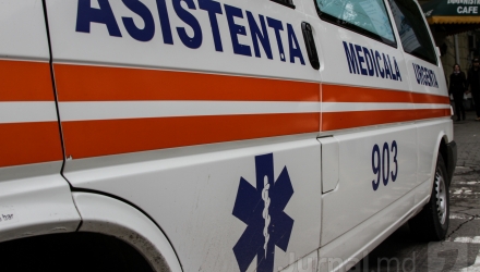 Șoferul, medicul și felcerul unei ambulanțe au ajuns la spital după ce vehiculul în care se aflau s-a lovit cu un troleibuz.