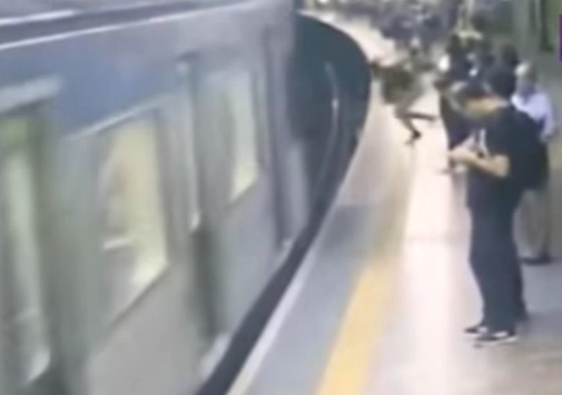 Femeie împinsă în fața metroului. Victima a supraviețuit miraculos
