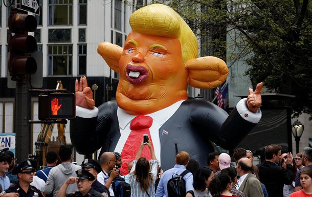 В Нью-Йорке протестующие собрались у Trump Tower, чтобы выступить против президента США Дональда Трампа. 