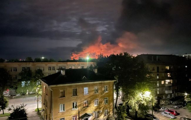 Псковский аэропорт атаковали беспилотники, была слышна серия взрывов, начался мощный пожар.