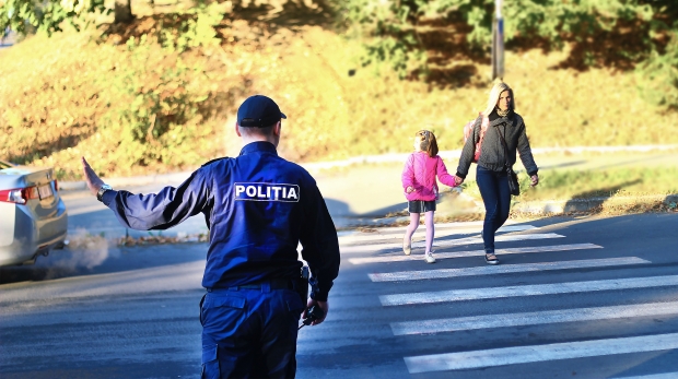 În același timp, pentru neacordarea de prioritate legală pietonilor, șoferii vor fi sancționați cu amendă de 200 de lei cu aplicare a 2 puncte de penalizare.