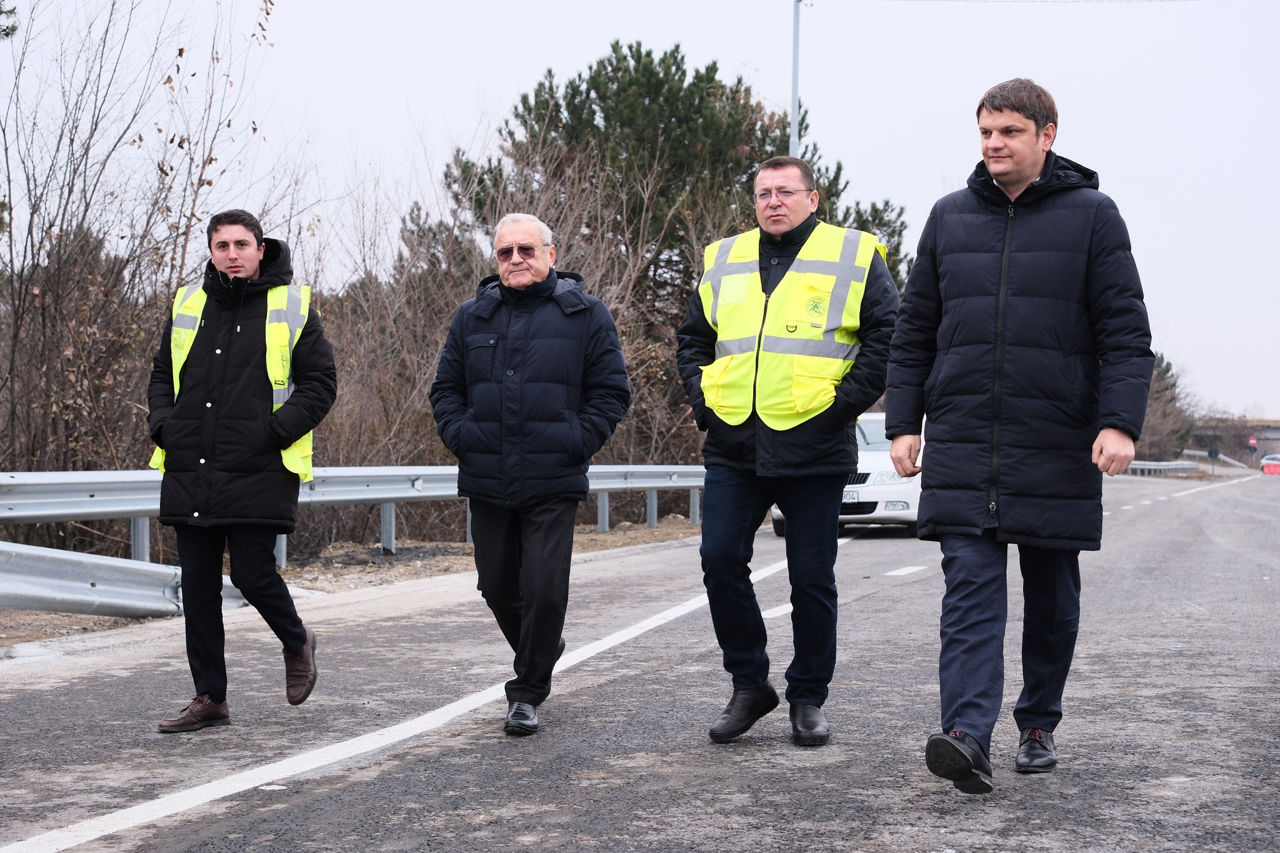 Возобновлено движение по дорогам М1 и М5 на границе с Румынией и Украиной.