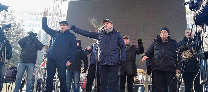 Усатый объявил о начале марша вокруг здания парламента.