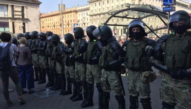 Белорусским силовикам разрешат с оружием разгонять протесты.