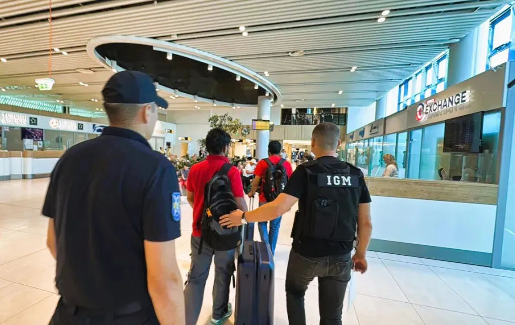 Doi cetățeni ai Indiei, expulzați din Republica Moldova pentru ședere ilegală.