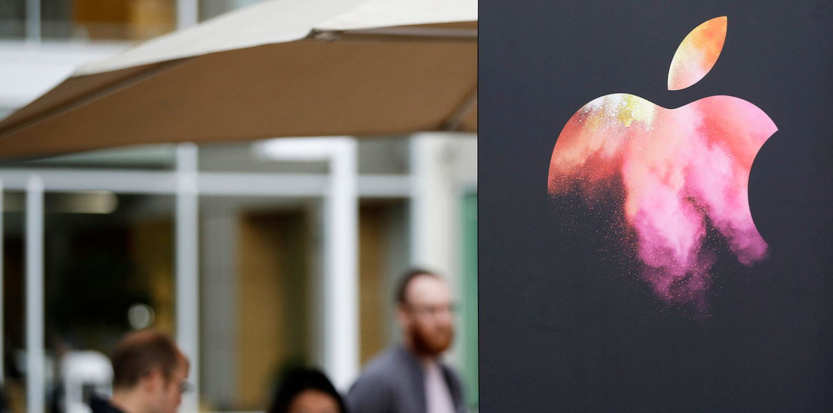 Apple дополнит iPhone умными очками.