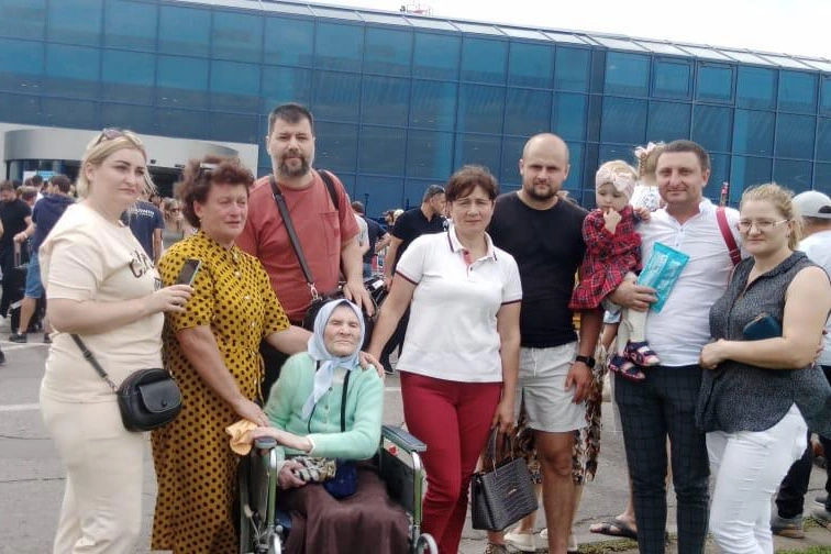 Бабушка из Молдовы, которую искали 18 лет и нашли в России, вернулась домой.