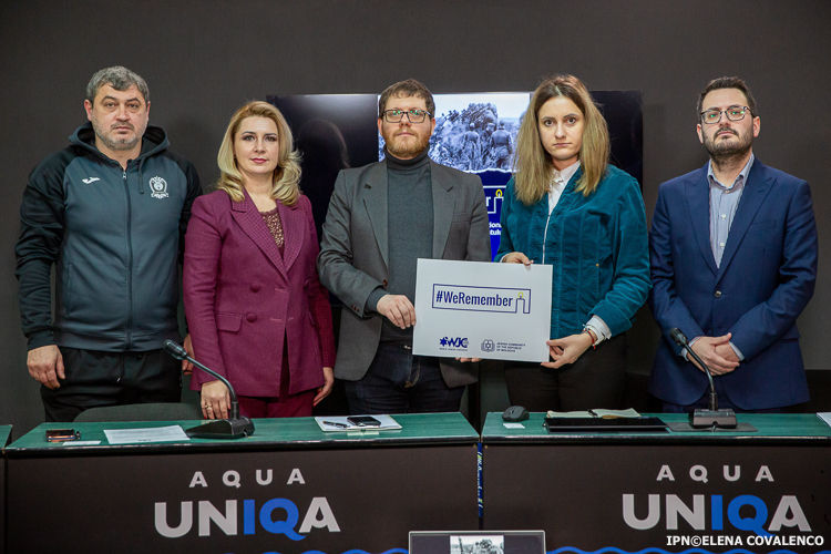 В рамках этой кампании всем предлагается сфотографироваться с плакатом под девизом #WeRemember (Мы помним). 
